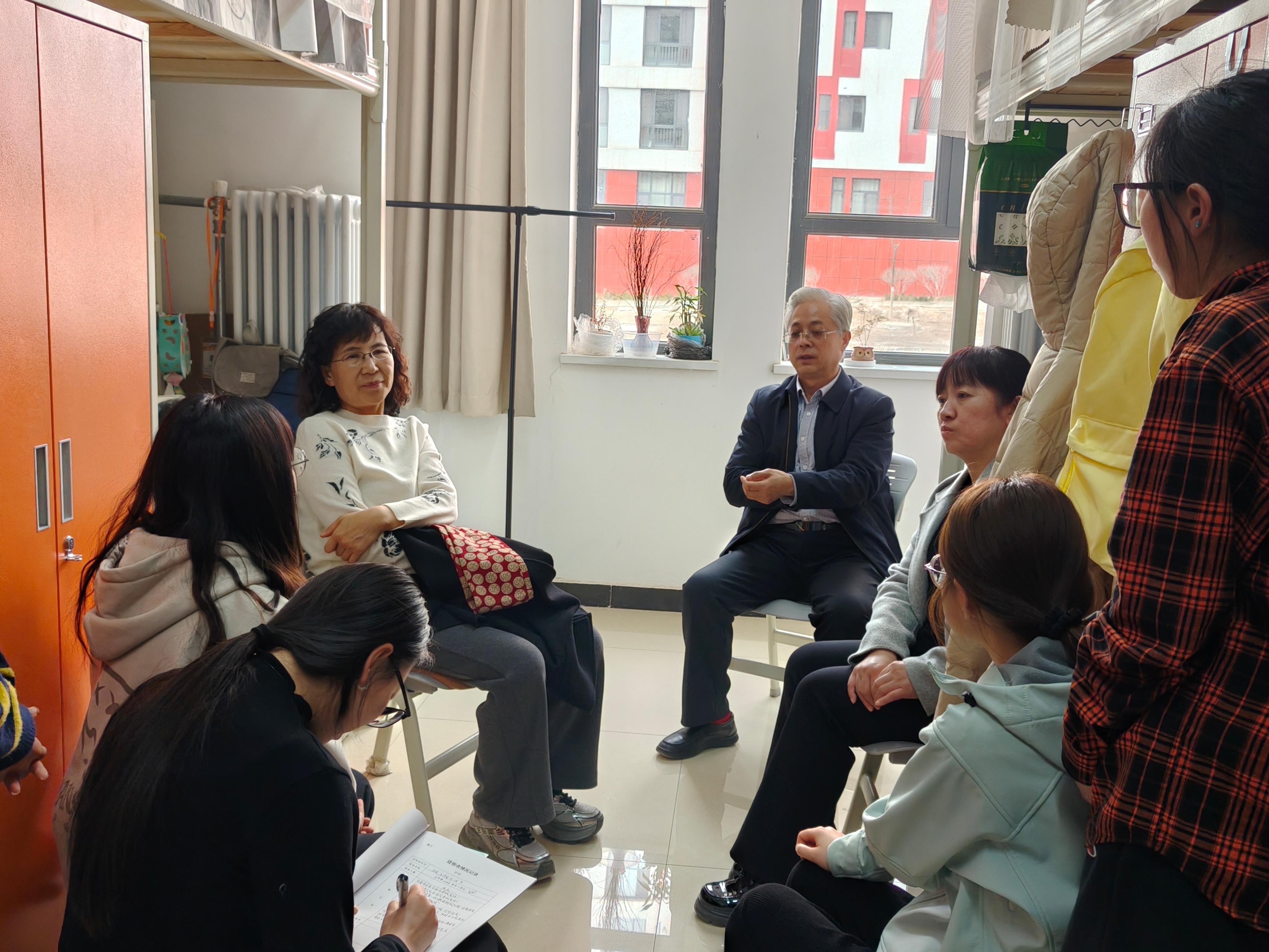 校党委副书记黄荟铭走访学生宿舍